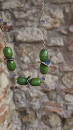 Girocollo con tanzanite, giada e ruches in ceramica dipinta con oro 24k