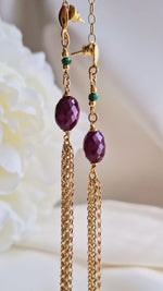 Orecchini lunghi a nappa con rubino e smeraldo