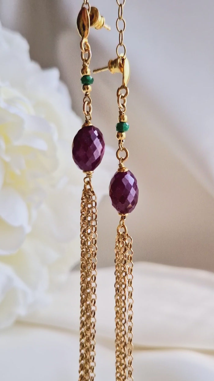 Orecchini lunghi a nappa con rubino e smeraldo