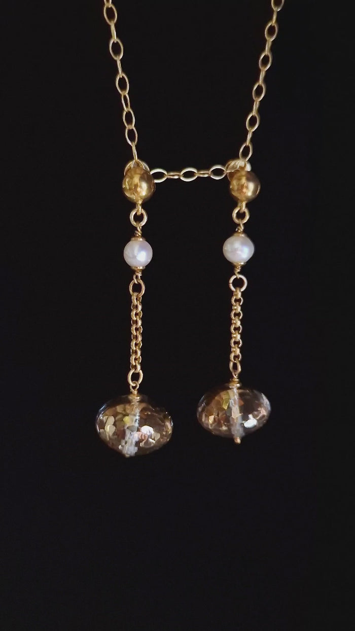 Orecchini a perno con cristallo di rocca dipinto oro 24k e perle