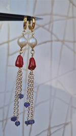 Orecchini a monachella chiusa con tanzanite, corallo e perle