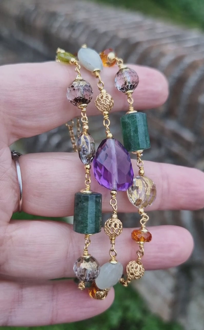 Bracciale multifilo con ametista, peridoto, quarzo citrino e cristallo di rocca dipinto con oro 24k