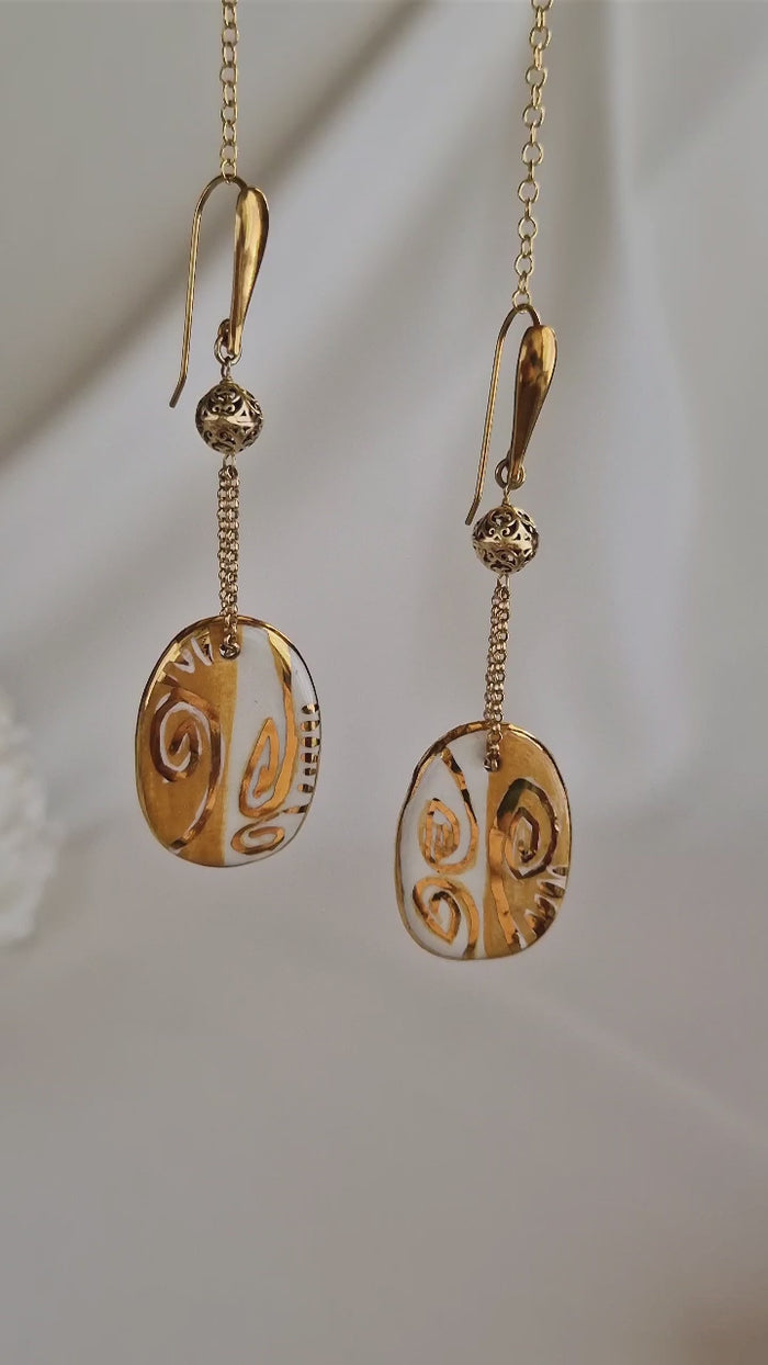 Orecchini pendenti con ceramica dipinta a oro 24k a terzo fuoco