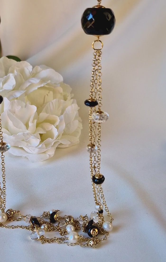 Collana lunga con perle, onice e cristallo di rocca