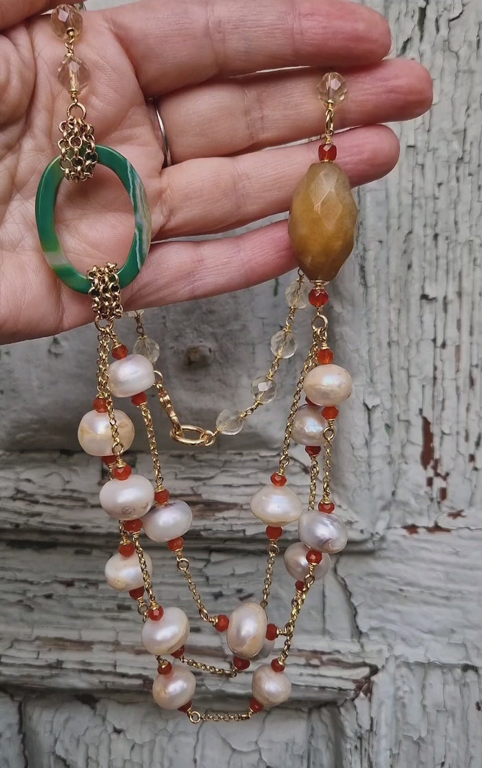 Collana multifilo con perle, prehnite, agata, calcite e corniola