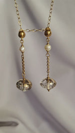 Orecchini a perno con cristallo di rocca dipinto oro 24k e perle