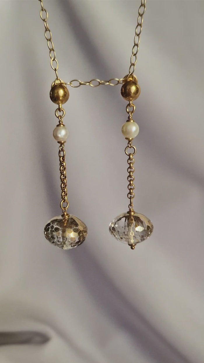 Orecchini a perno con cristallo di rocca dipinto oro 24k e perle