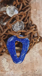 Collana con cristallo di rocca e lapislazzuli dipinto oro 24 kt