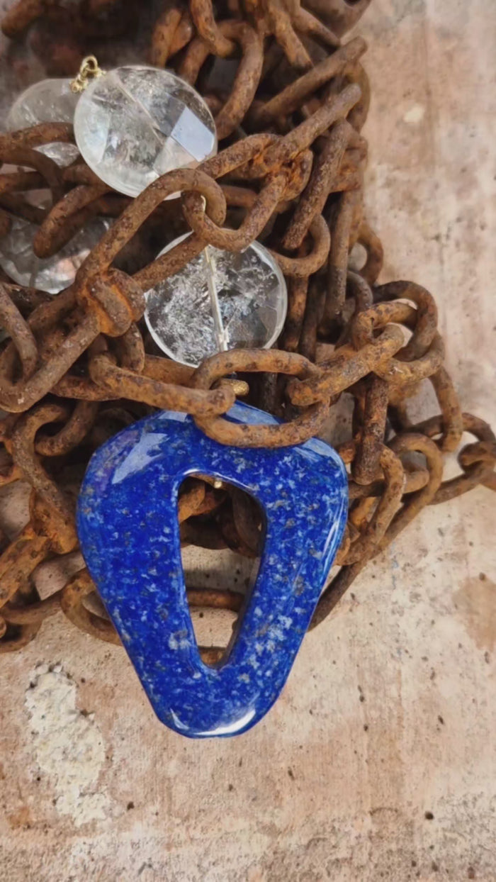 Collana con cristallo di rocca e lapislazzuli dipinto oro 24 kt