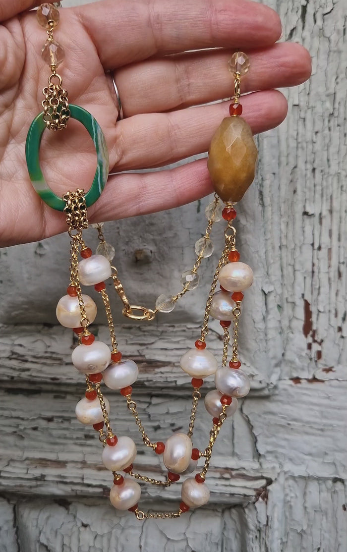Collana multifilo con perle, prehnite, agata, calcite e corniola