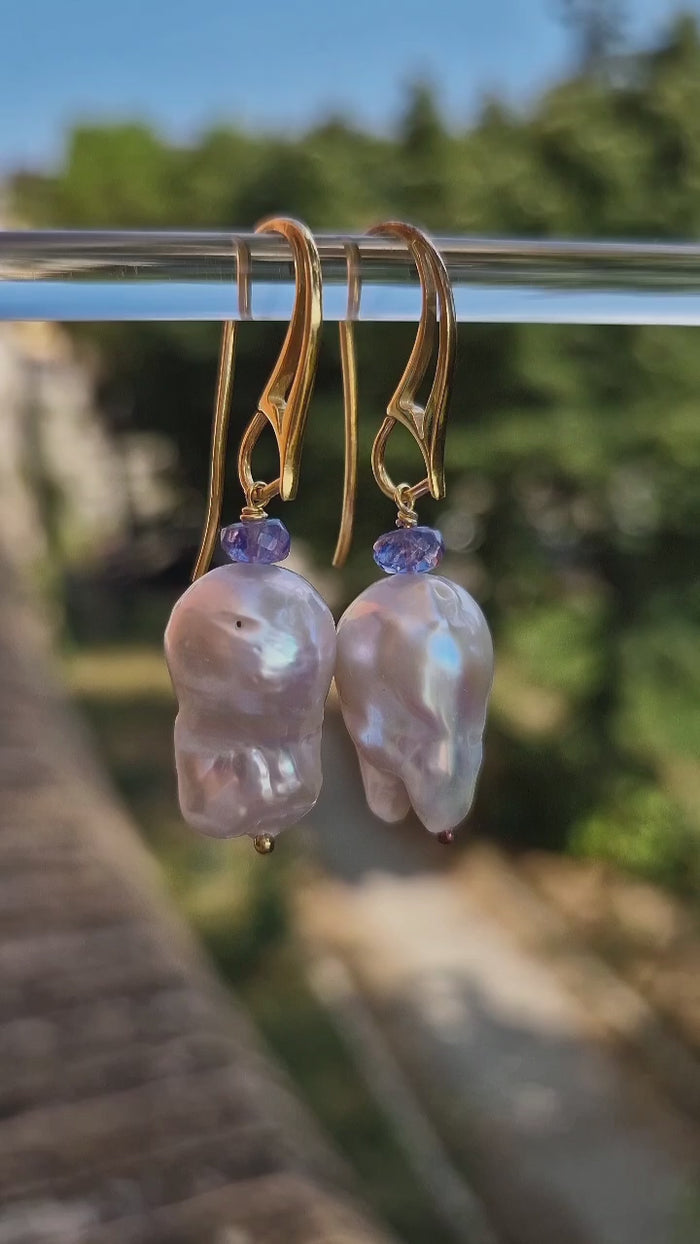 Orecchini a monachella aperta con perle barocche e tanzanite