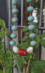 Girocollo con perle barocche, corallo bambù e Howlite color turchese
