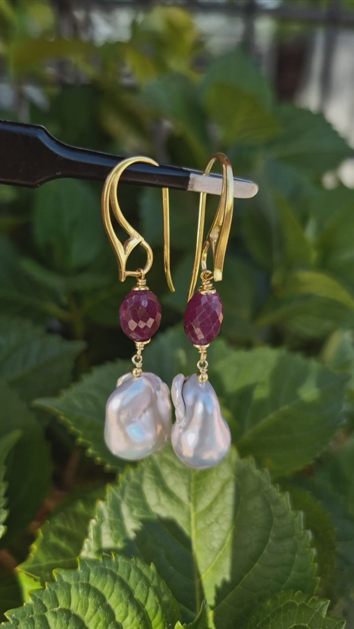 Orecchini a monachella donna con perle barocche e rubini