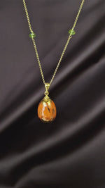 Collana in argento con il pendente in ceramica dipinta oro 24k e peridoto