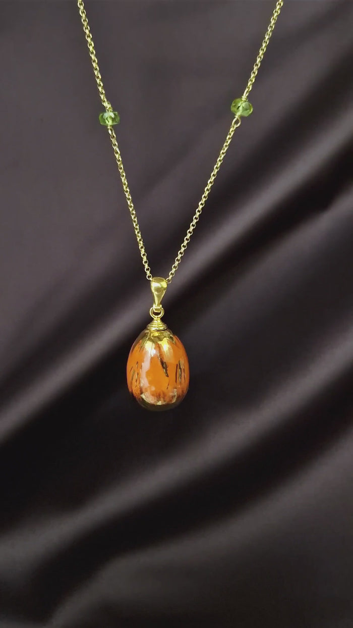 Collana in argento con il pendente in ceramica dipinta oro 24k e peridoto