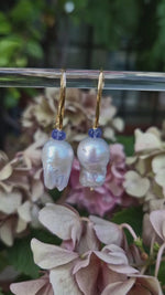 Orecchini a monachella aperta con perle barocche e tanzanite