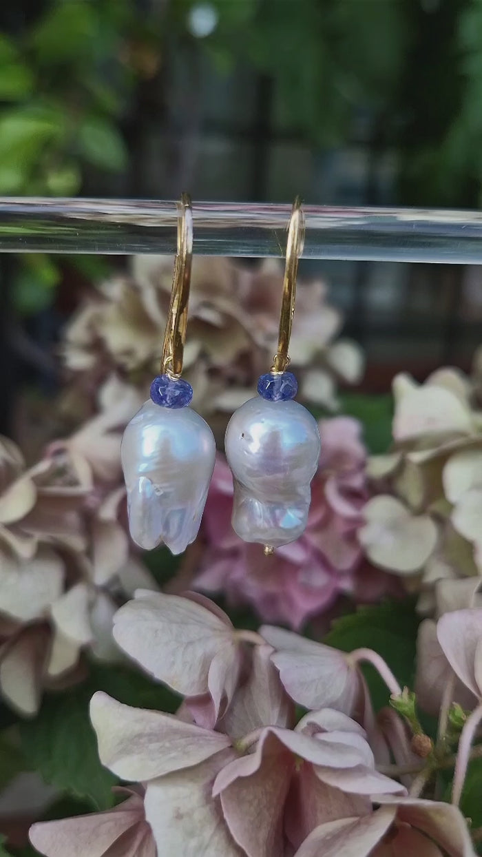 Orecchini a monachella aperta con perle barocche e tanzanite