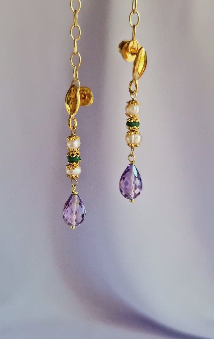 Orecchini a perno con smeraldo, ametista e perle