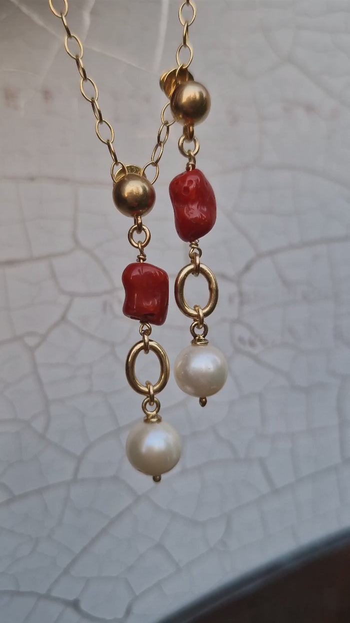 Orecchini pendenti perle e corallo