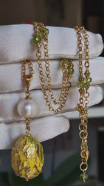 Collana con peridoto, perla e ceramica dipinta oro 24k