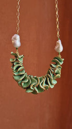 Collana con perle barocche e ruches in ceramica dipinta oro 24k