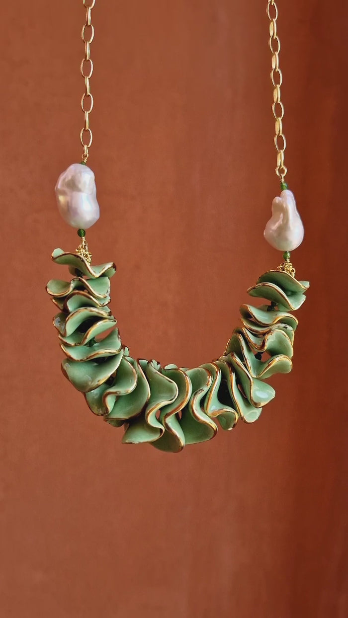 Collana con perle barocche e ruches in ceramica dipinta oro 24k