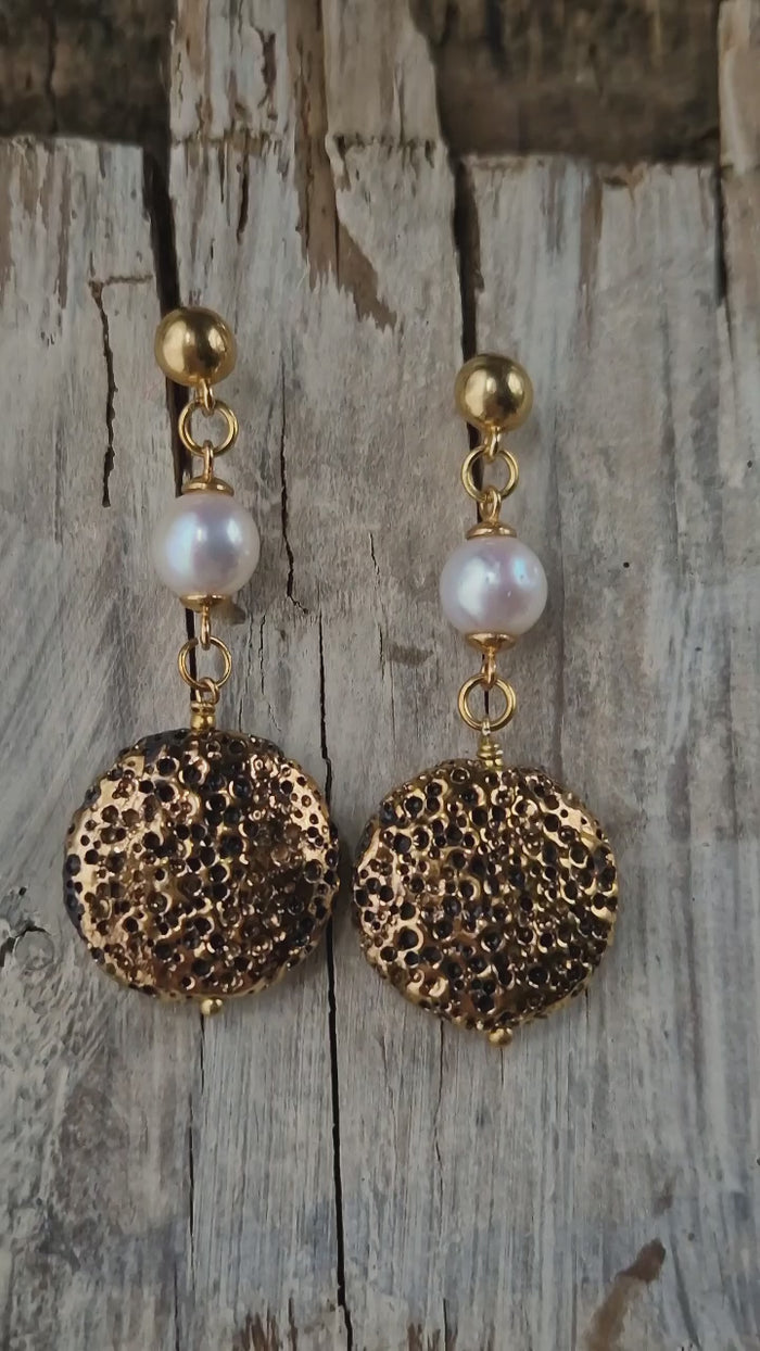 Orecchini pendenti in argento e pietra lavica dipinta con oro 24k e perla