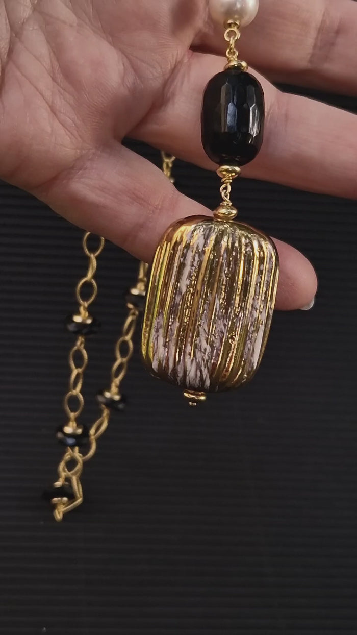 Collana con ceramica plisse dipinta oro 24k, onice e perla