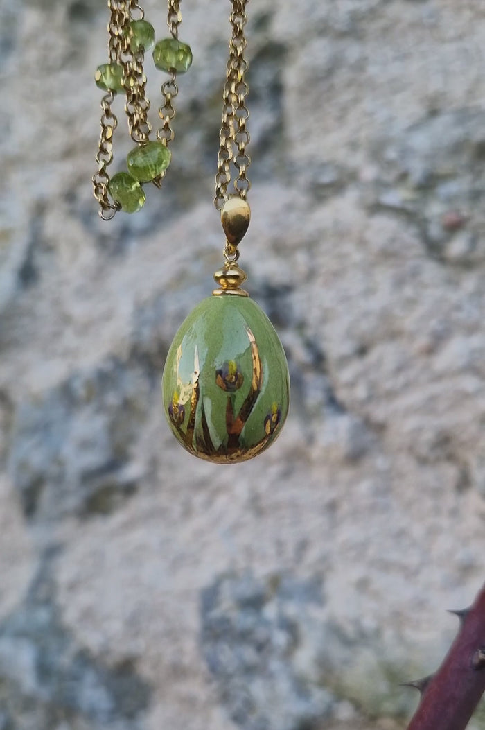 Collana con peridoto e ceramica dipinta a mano oro zecchino a terzo fuoco