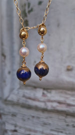 Orecchini in argento con perle Akoya e lapislazzuli dipinto con oro 24k