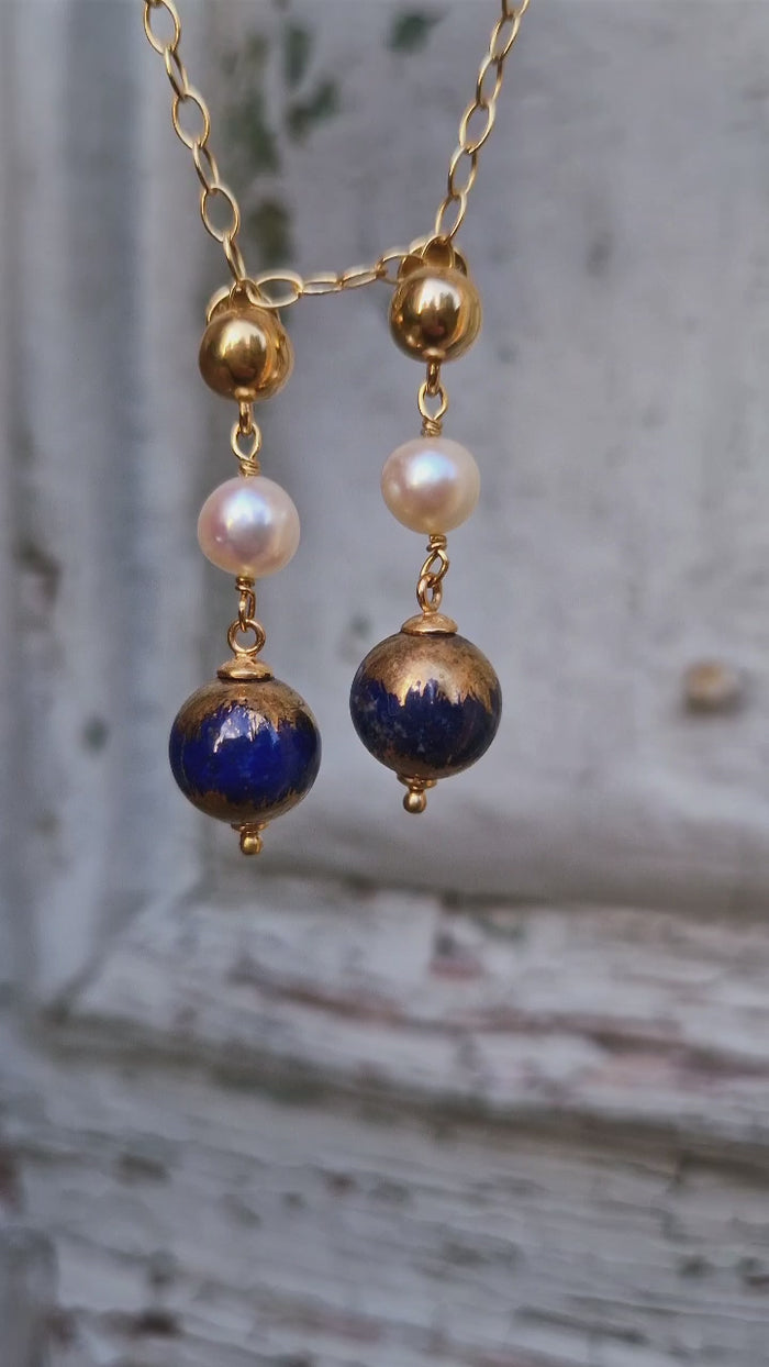 Orecchini in argento con perle Akoya e lapislazzuli dipinto con oro 24k