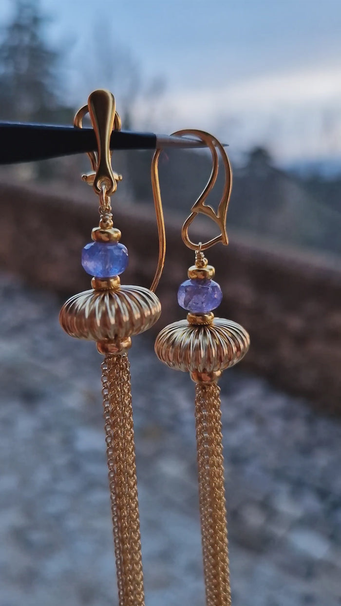 Orecchini lunghi con la tanzanite