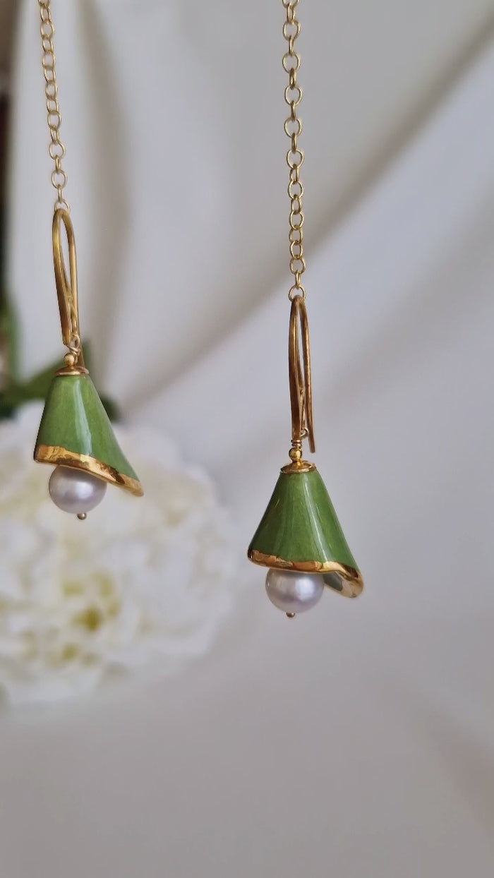 Orecchini pendenti in ceramica dipinta oro 24k e perle