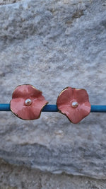 Orecchini bottone a clip con ruches in ceramica dipinta a mano con oro 24k e perla.