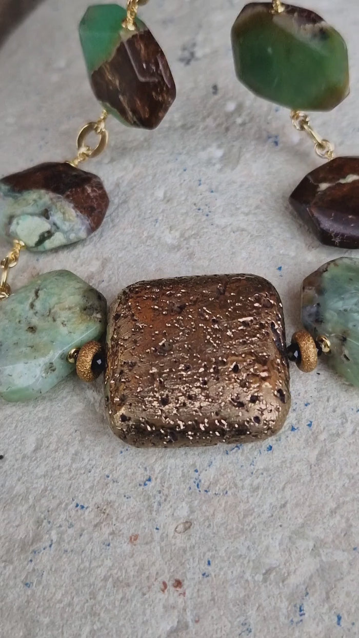 Collana con crisoprasio e pietra lavica dipinta oro 24k