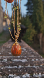 Collana in argento con il pendente in ceramica dipinta oro 24k e peridoto
