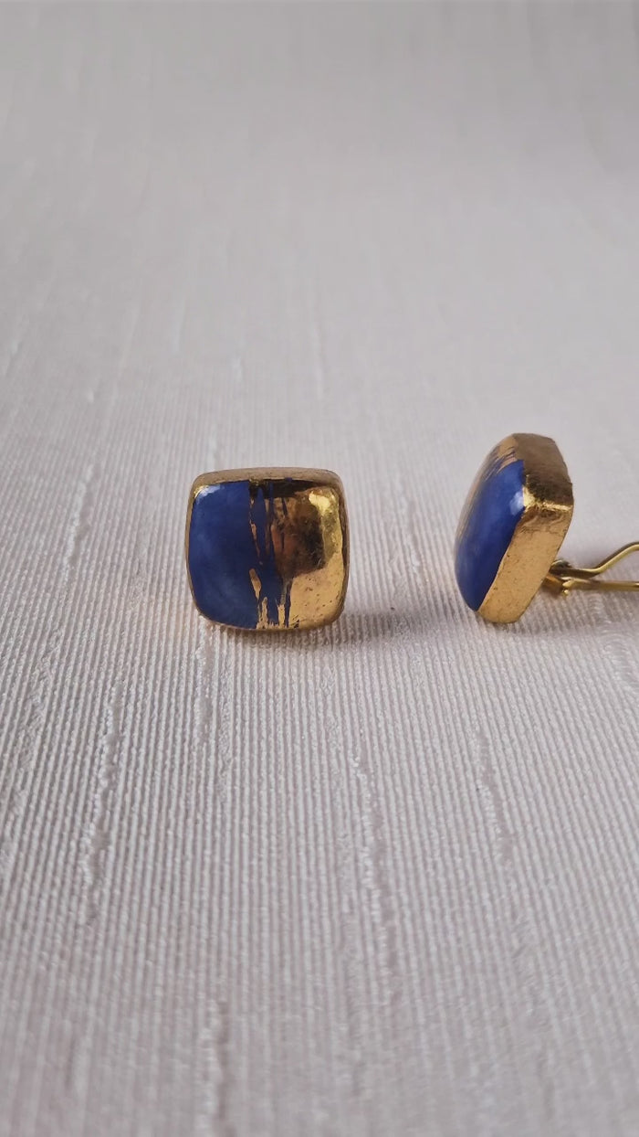 Orecchini bottone a clip con ceramica dipinta oro 24k e foglia oro 24k