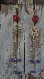 Orecchini pendenti a monachella chiusa con corallo e tanzanite