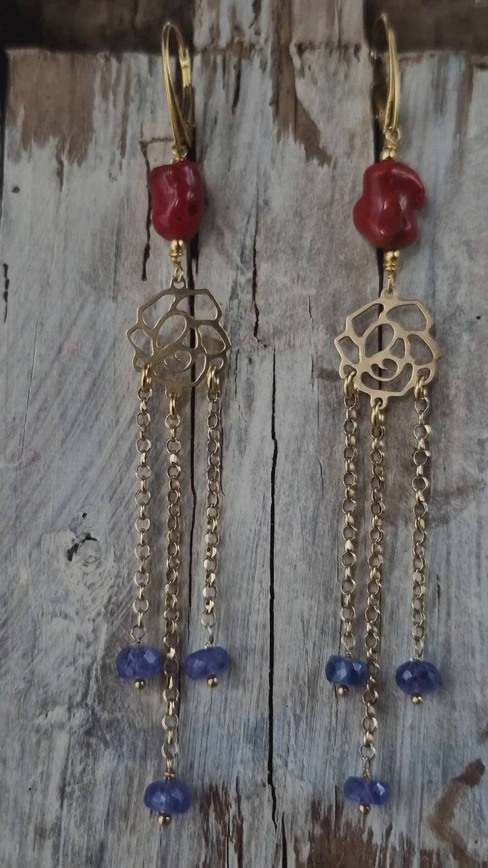 Orecchini pendenti a monachella chiusa con corallo e tanzanite