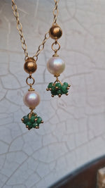 Orecchini pendenti donna con smeraldi e perle