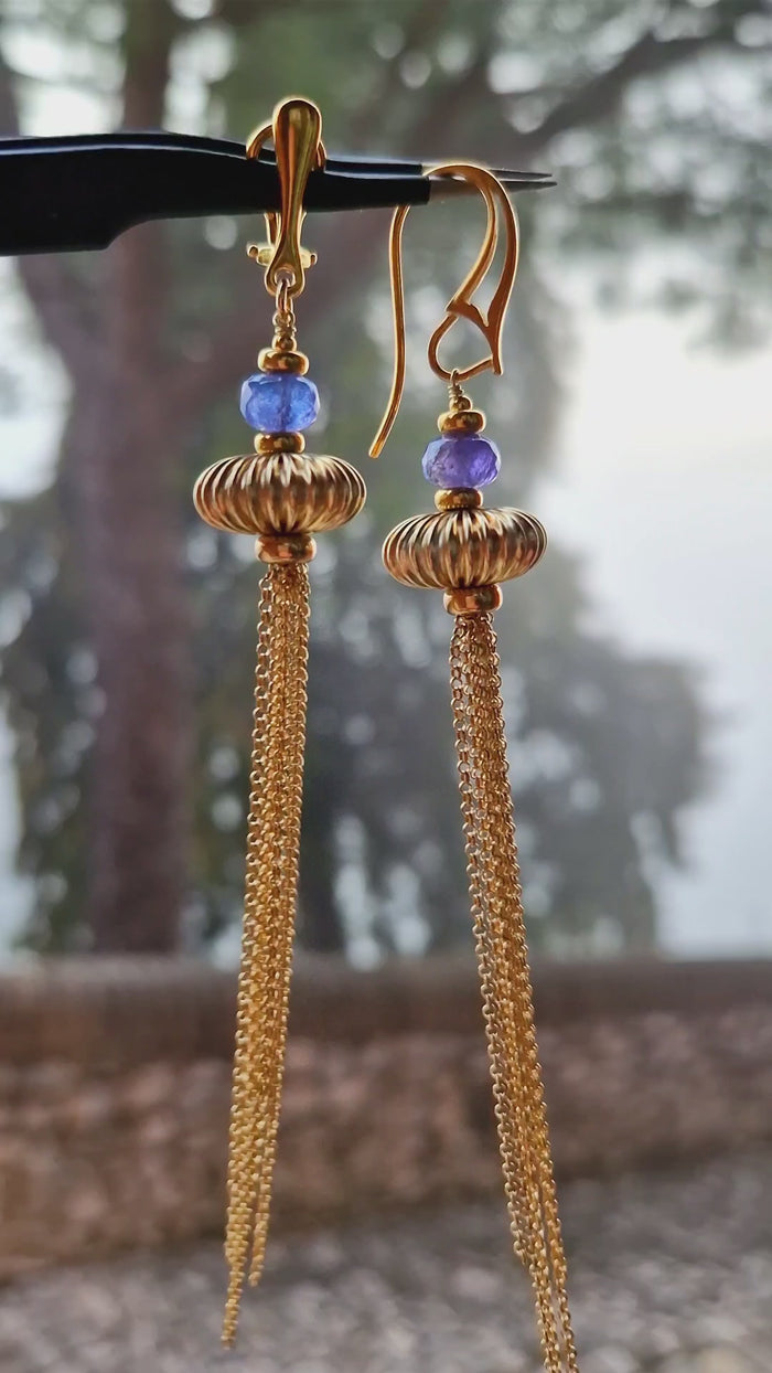 Orecchini lunghi con la tanzanite