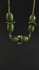 Girocollo con tanzanite, giada e ruches in ceramica dipinta con oro 24k