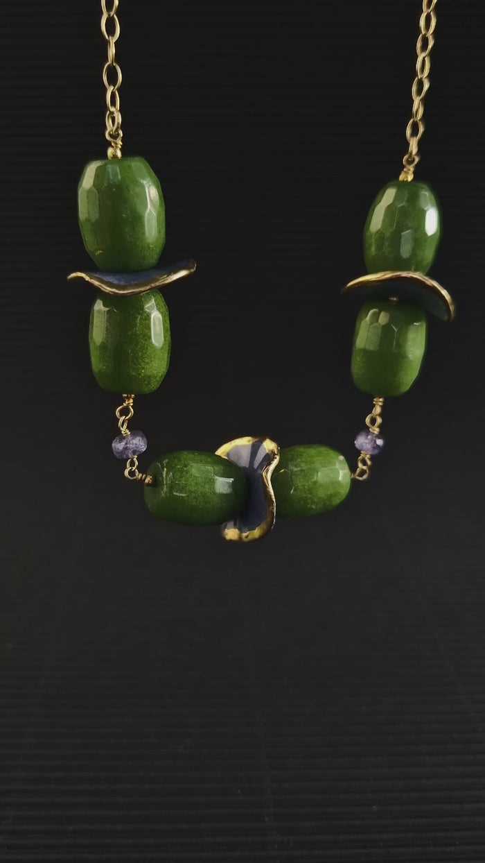 Girocollo con tanzanite, giada e ruches in ceramica dipinta con oro 24k