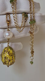 Collana con peridoto, perla e ceramica dipinta oro 24k