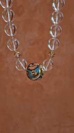 Collana di cristallo di rocca e ceramica dipinta a mano con oro 24k