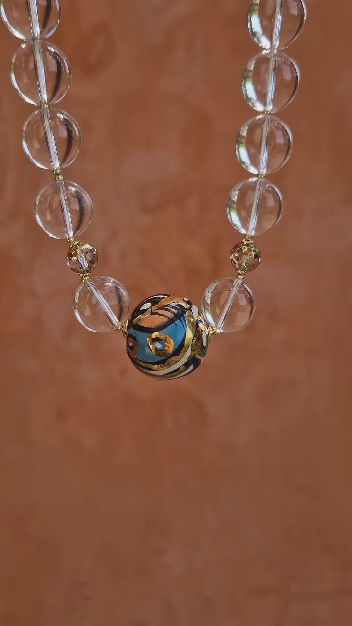 Collana di cristallo di rocca e ceramica dipinta a mano con oro 24k