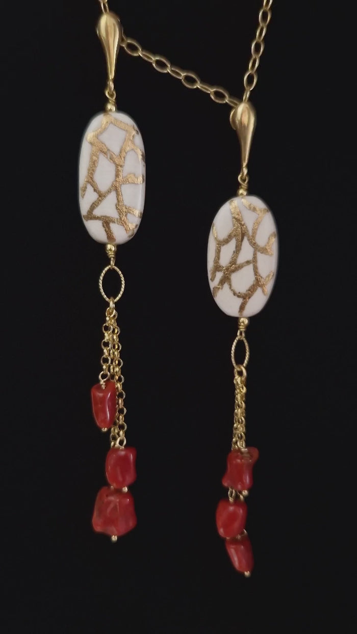 Orecchini pendenti con corallo e foglia oro zecchino