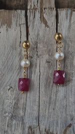 Orecchini a perno con perle Akoya e rubini