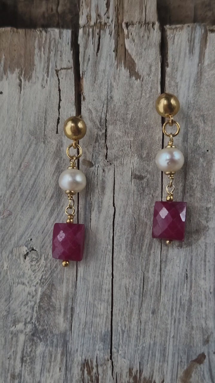 Orecchini a perno con perle Akoya e rubini