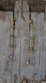 Orecchini lunghi a perno con peridoto e ametista